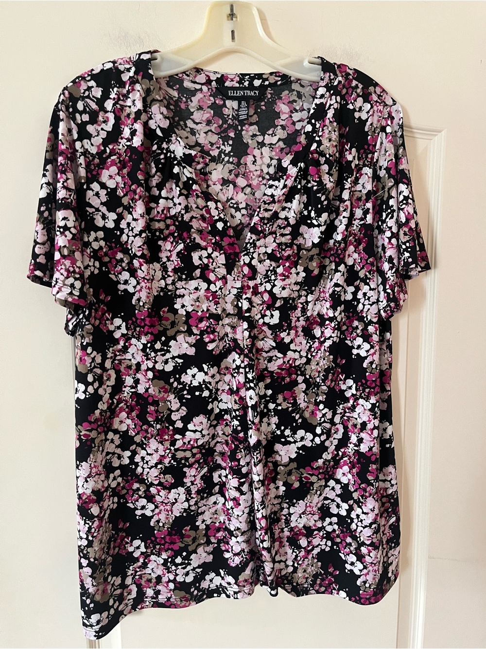 Ellen Tracy Black Floral V-Neck Blouse Short Sleeve Women’s size large